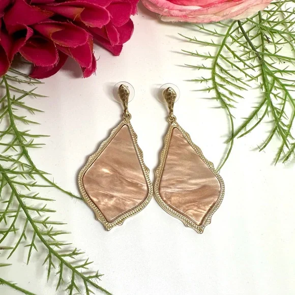 Chandelier⚜️Pearly Pink Acrylic Ornate Drop Earrings - Picture 1 of 6